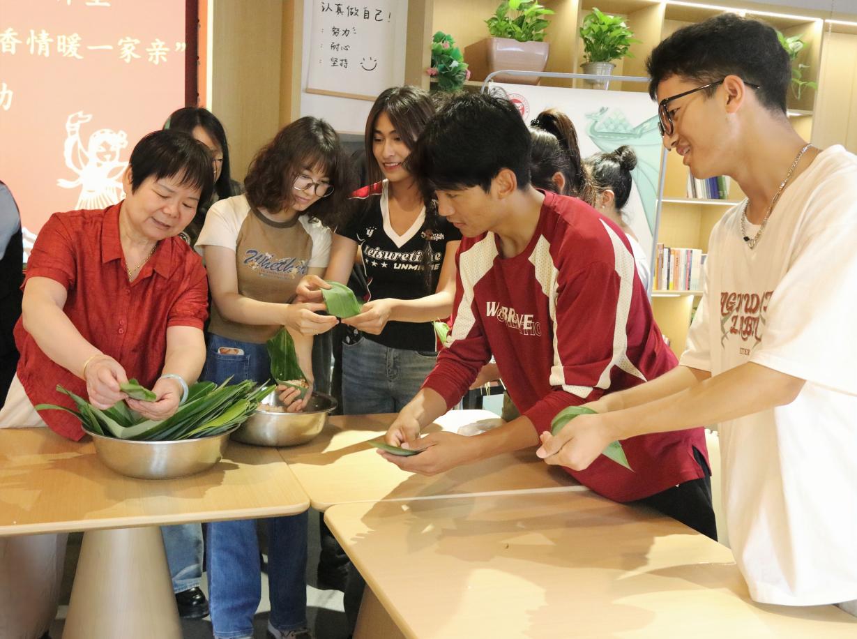 同学们现场学习包粽子