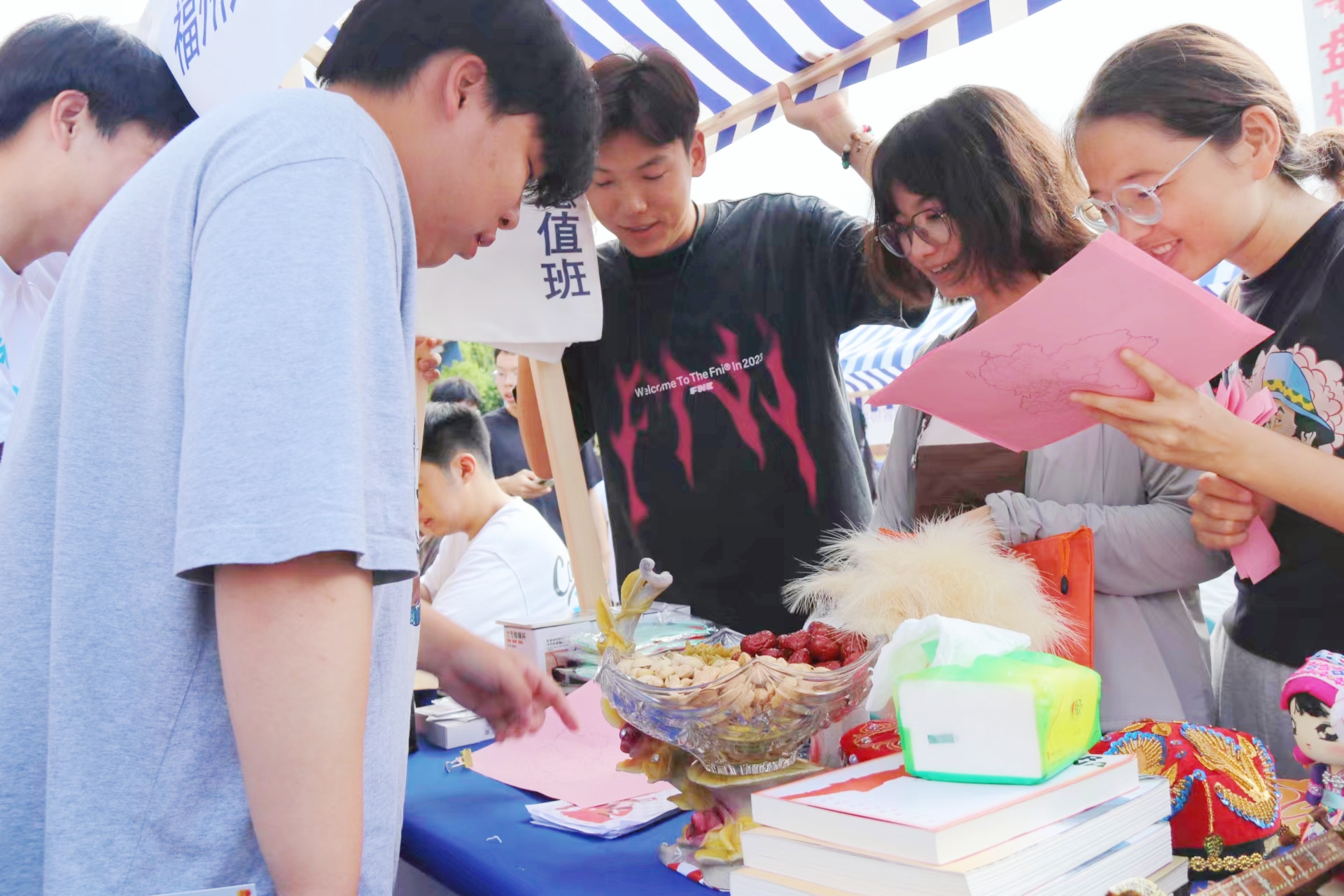 三爱读书社成员与同学们一起探讨各种少数民族在祖国版图的分布